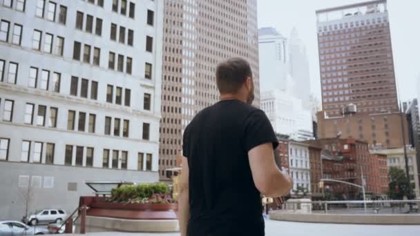 Jonge knappe zakenvrouw met documenten en smartphone gaan om te werken in New York, Amerika. Slow motion. — Stockvideo