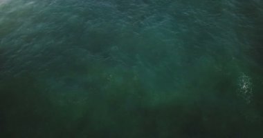 Hava dron kilitleme atış köpük dalga içeri girerken okyanus açın. Mavi köpük deniz suyu güzel dikey görünüm.