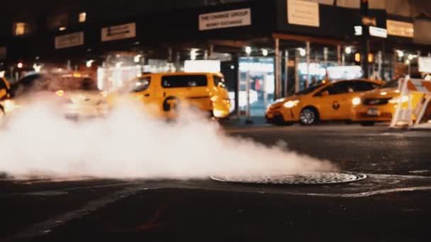 New York, Amerika şehir merkezinde trafik yolda kanalizasyon kapağı gelen duman yakından görmek. — Stok video