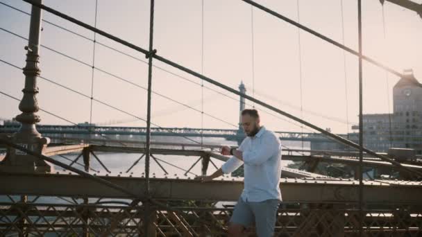 Homem Caucasiano Feliz Está Sozinho Brooklyn Bridge Olhando Para Longe — Vídeo de Stock