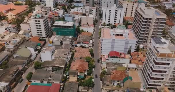 Drone volant en arrière au-dessus de la ville de Colombo, Sri Lanka. Vue aérienne du paysage urbain asiatique avec des bâtiments modernes et anciens — Video