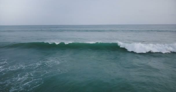 Vista aérea do drone da maré grande da onda do oceano que cai e espumando no oceano aberto azul de tirar o fôlego, na paisagem marinha e no horizonte . — Vídeo de Stock