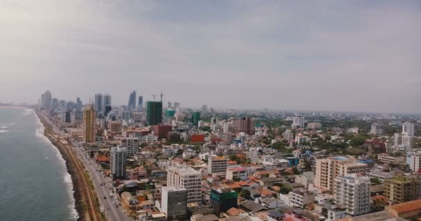 Drone panning proprio sopra la bellissima costa, edifici moderni di Colombo, Sri Lanka. Veduta aerea del paesaggio urbano asiatico . — Video Stock