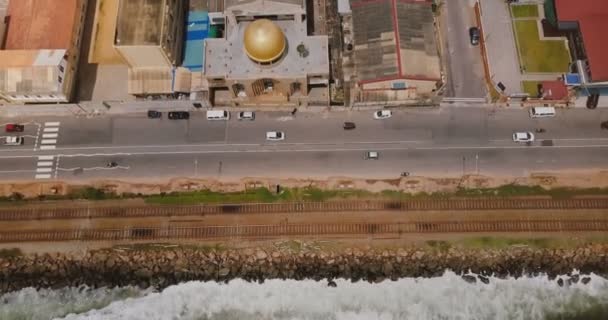 Drone survolant le littoral de Colombo, Sri Lanka. Vue aérienne de l'océan, du chemin de fer, du trafic routier et des bâtiments .