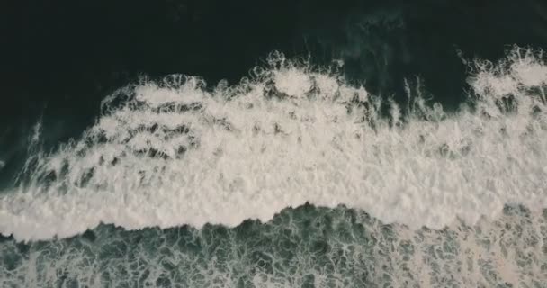 Drone movendo-se para a direita sobre enorme selvagem azul escuro ondas de mar aberto bater para baixo, branco seafoam criando textura natural épica . — Vídeo de Stock