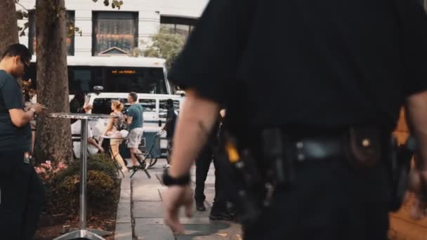 New York, Usa, 18.08.2017 Street food market. Mans van het New York politie departement kopen koffie of een hapje in de shop openen. — Stockvideo