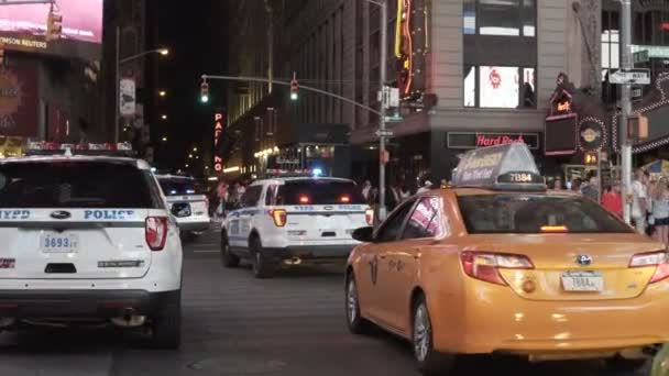 ニューヨーク、アメリカ合衆国、18.08.2017 ニューヨーク、アメリカのタイムズスクエアのビュー。夜のダウンタウンのトラフィックを介して乗って車. — ストック動画