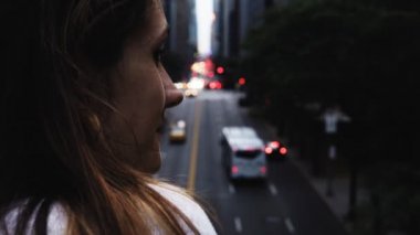 Köprüde duran ve New York, Amerika trafik yolda seyir genç esmer erkek yakından görmek.