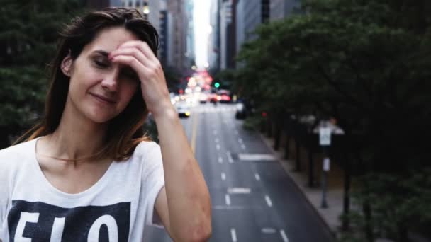 Retrato de una joven hermosa mujer de pie en el puente en el centro de Nueva York, Estados Unidos y mirando a la cámara, sonriendo — Vídeos de Stock