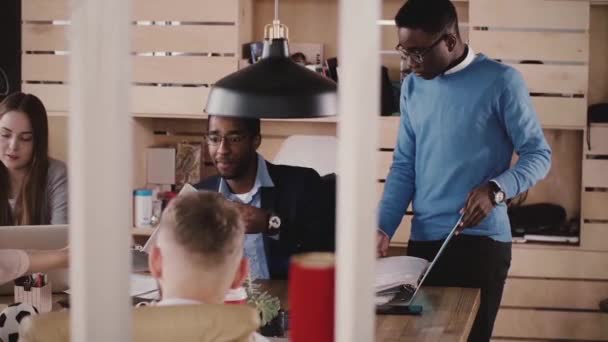 PDG afro-américain homme d'affaires assis à la table au bureau réunion avec des partenaires d'affaires multiethniques slow motion . — Video