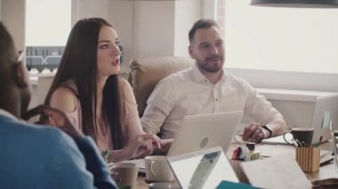 Kendine güvenen Avrupa kadın Ceo iş ortakları için konuşuyor. Mutlu genç işkadını çok ırklı Ofis Toplantı yol açar..