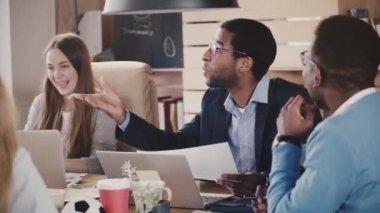 Yaratıcı tartışma loft office yavaş çok ırklı toplantısında önde gelen mutlu Afrika kökenli Amerikalı şirket patron.