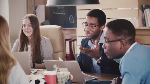 Vertrouwen Afro-Amerikaanse zakenman van de Ceo leidt een argument op de bijeenkomst van de gemengde etniciteit in moderne kantoor slow motion. — Stockvideo