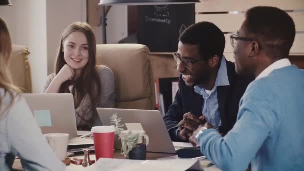 Equipo de trabajadores independientes multiétnicos que generan ideas en una sesión creativa de lluvia de ideas en la moderna oficina de loft con estilo . — Vídeo de stock