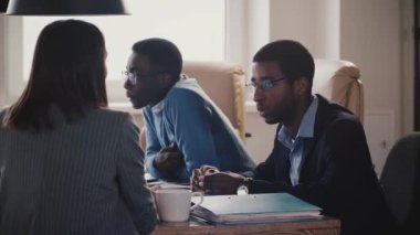 Genç Afro-Amerikan ofis çalışanı tanınmaz halde kadın iş coach için yavaş hareket Toplantı ekibi konuşuyor.