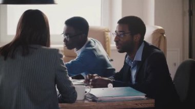 Bir iş görüşmesine karışık etnik köken modern sağlıklı ofis yavaş hareket önde gelen başarılı Afro-Amerikan Ceo işadamı
