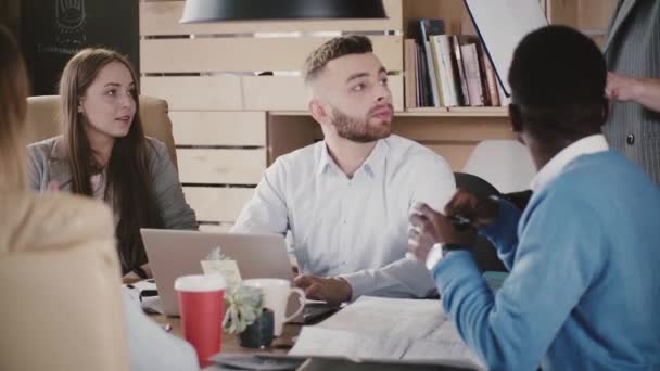 Les jeunes collègues multiethniques écoutent des dirigeantes méconnaissables donner des instructions au bureau réunion au ralenti . — Video