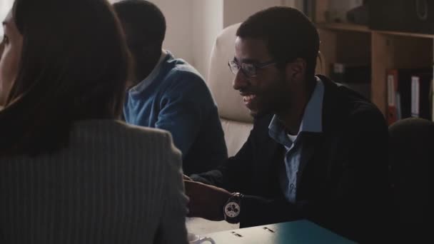 Gli uomini d'affari afroamericani di successo parlano con una donna irriconoscibile, sorridono nel moderno loft ufficio alla moda rallentatore — Video Stock