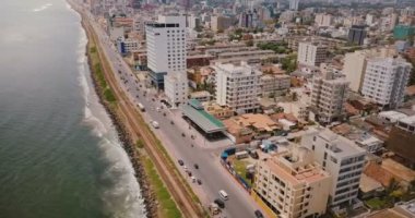 Colombo kenarı, Sri Lanka uçan uçak. Şehir sokak trafik, modern binalar ve okyanus şaşırtıcı havadan görünümü.