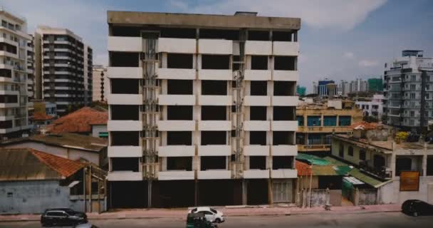 Drone subindo sobre a ensolarada cidade de Colombo, Sri Lanka. Lindo tiro aéreo de modernos edifícios costeiros e céu nublado . — Vídeo de Stock