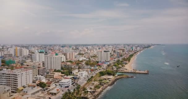 Drone panoramique gauche sur le littoral incroyable et les bâtiments de Colombo, Sri Lanka. Incroyable plan aérien de l'architecture asiatique — Video