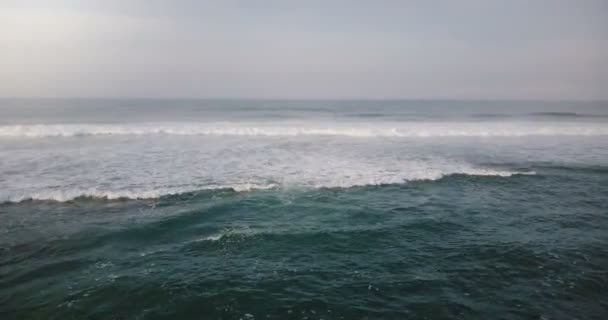 海岸の壮大な熱帯リゾート家を明らかに背を向けて、小さなボートと海波の上を飛んでドローン. — ストック動画