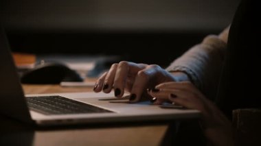 Dizüstü trackpad'i kullanarak yakın çekim parmaklar. Gece geç saatlerde dizüstü touchpad üzerinde eller kadın web sörf. 4 k. mobil ofis. Internet blogger. Sosyal ağlar. Kablosuz bağlantı. Online alışveriş.
