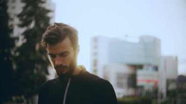 başlatmak hazırlanıyor 4 k konsantre Avrupa adam. Kavramı konsantrasyonu ve odak. Sakallı yakışıklı olumlu erkek.