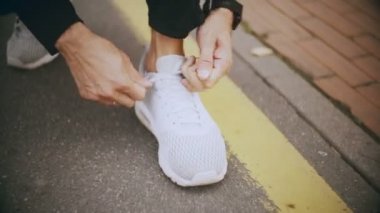 başlatmak hazırlanıyor 4 k sporcu bağlama ayakkabı bağcığı. Atlet yüz kaydırma kadar kamera eğim. Hazırlık ve odak.