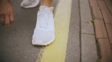 başlatmak hazırlanıyor 4 k sporcu bağlama ayakkabı bağcığı. Yukarı ve sola kaydırma. Zor bir yarış çalıştırmadan önce profesyonel sporcu.