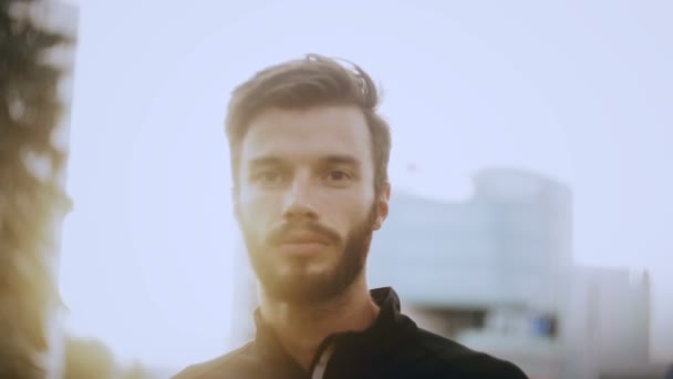 4K Portrait d'homme barbu regardant dans la caméra. Gros plan Blanc beau mâle barbe visage panoramique à droite. Confiance . — Video