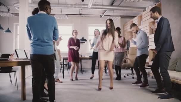 Vrolijke zakenvrouw dansen op toevallige office teambuilding feestje. Aandeel van de multi-etnische team leuke tijd samen Slowmotion — Stockvideo