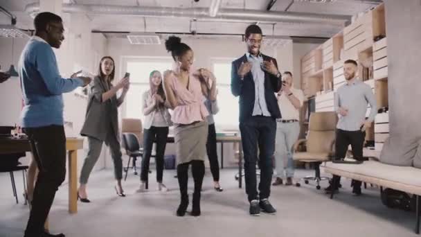 Felices empleados afroamericanos haciendo danza étnica divertida en la fiesta de la oficina, celebrando el logro del negocio en cámara lenta . — Vídeo de stock