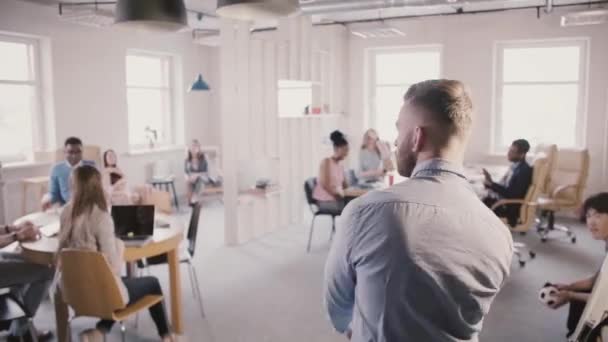 Hombre excitado entrando en la oficina multiétnica, haciendo divertido baile de celebración para compartir el éxito con colegas de cámara lenta . — Vídeo de stock