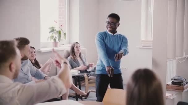Opgewonden Afro-Amerikaanse zakenman viert overwinning met grappige dans. Succesvolle baas in moderne kantoor slow motion. — Stockvideo