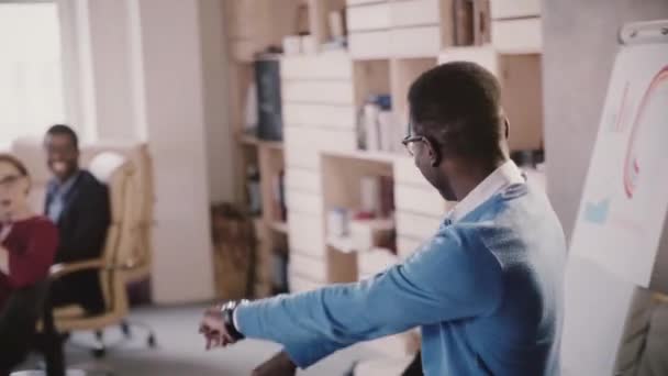 Glada afrikanska amerikansk affärsman kommer in office, firar segern med galen Dans, high-fives kollegor slowmotion — Stockvideo