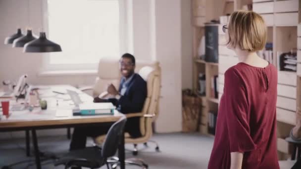 Caméra suit heureuse femme d'affaires européenne entrer bureau moderne faire la victoire danse marche de célébration au ralenti .