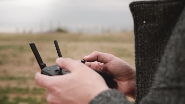 Close Tiro Mãos Masculinas Operando Dispositivo Controle Remoto Drone Aéreo — Vídeo de Stock