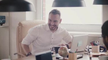 Yakışıklı genç Ceo konuşuyor, gülüyor office toplantıda iş adamı. Emin mutlu patron, onun işyerinde ağır çekim.