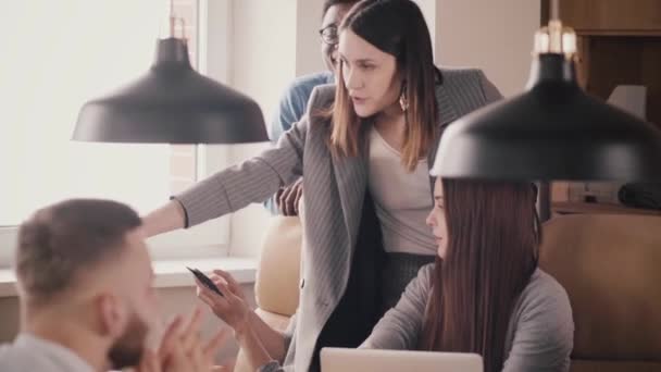 Selbstbewusste kaukasische Businesstrainerin gibt glücklichen multiethnischen Mitarbeitern bei Büro-Besprechungen Anweisungen in Zeitlupe. — Stockvideo