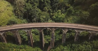 Dokuz kemer köprü Ella Sri Lanka, antik Turizm hedef simgesel yapı üzerinde duran insanlar dron statik en iyi görünümünü.