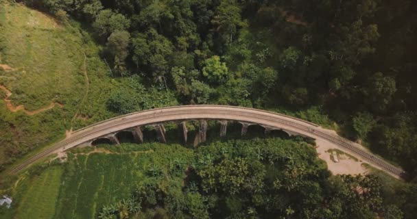 Drone lockdown vista superior de la gente caminando sobre Nine Arch Bridge Ella en Sri Lanka, famoso destino turístico . — Vídeo de stock