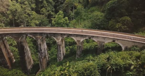 Drone che vola a sinistra aprendo una splendida vista panoramica del Nove Arco Bridge Ella in Sri Lanka, storico punto di riferimento architettonico — Video Stock