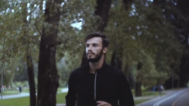 Retrato Cámara Lenta Del Hombre Caucásico Barbudo Corriendo Hombre Negocios — Vídeo de stock