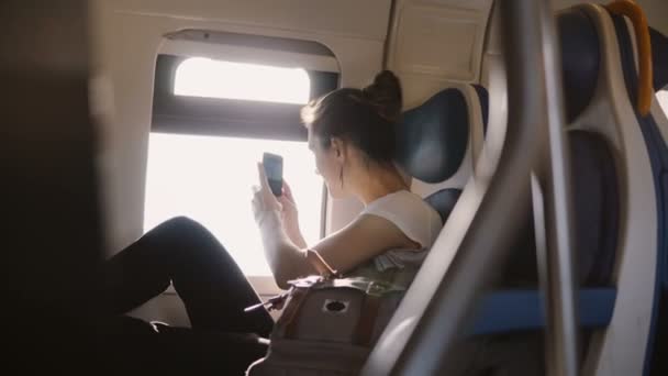 Mooi Gelukkig Kaukasische Meisje Smartphone Fotograferen Van Bewegende Trein Venster — Stockvideo