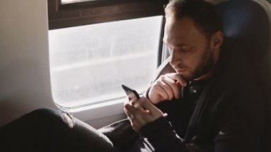 Rahat rahat Kafkas serbest işçi manifatura smartphone messenger App konforlu tren yolculuğu zevk.