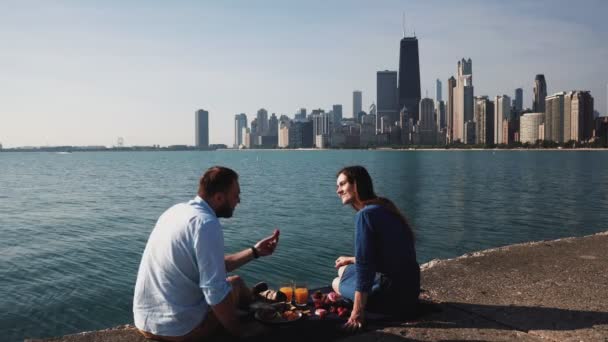 Jovem Casal Feliz Desfrutando Data Romântica Costa Lago Michigan Com — Vídeo de Stock