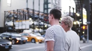 New York şehri akşam güzel sokaklar yürürken gelecek planları tartışırken ağır çekim mutlu romantik çift