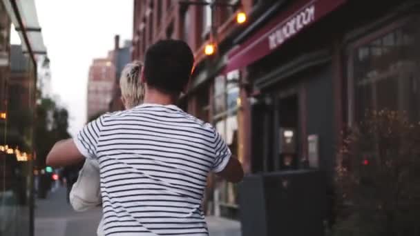 Câmara lenta casal romântico feliz ter divertido tempo de ligação juntos explorando belas ruas da noite Nova York . — Vídeo de Stock