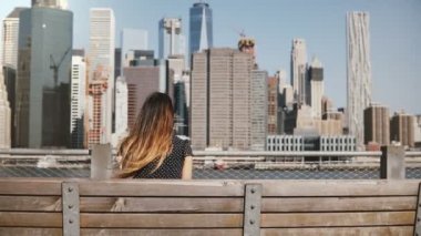 Silah geniş açık yükselterek mutlu kadın gezgin New York manzarası, zevk rüzgarda saçlı arkadan görünüm.